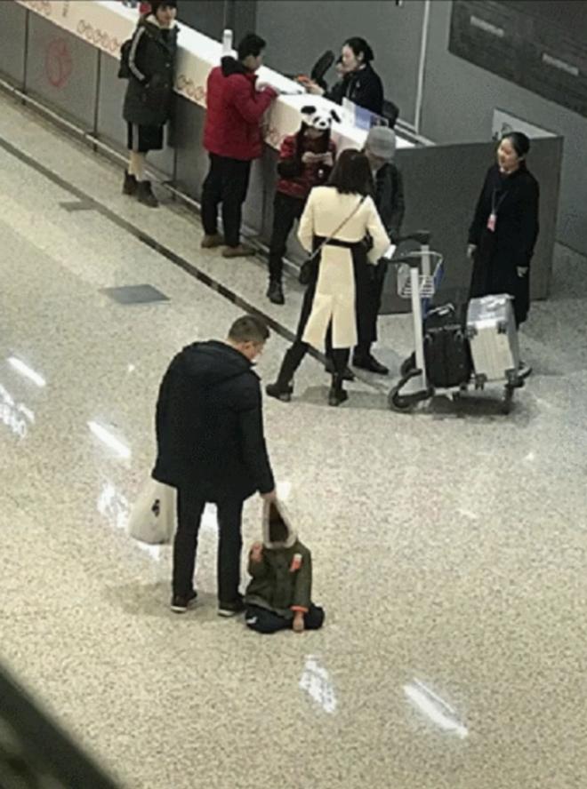 Khi lũ trẻ bày đủ chiêu ăn vạ phải chịu thua trước độ phũ bố mẹ-4