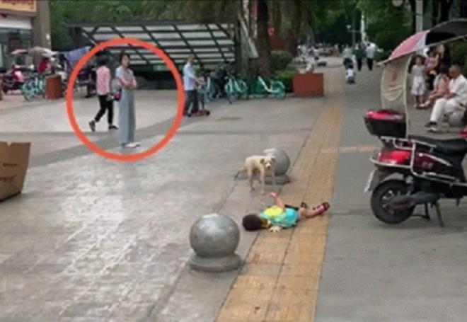 Khi lũ trẻ bày đủ chiêu ăn vạ phải chịu thua trước độ phũ bố mẹ-5