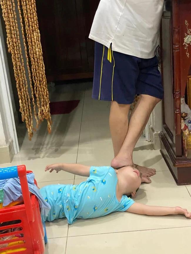 Khi lũ trẻ bày đủ chiêu ăn vạ phải chịu thua trước độ phũ bố mẹ-6