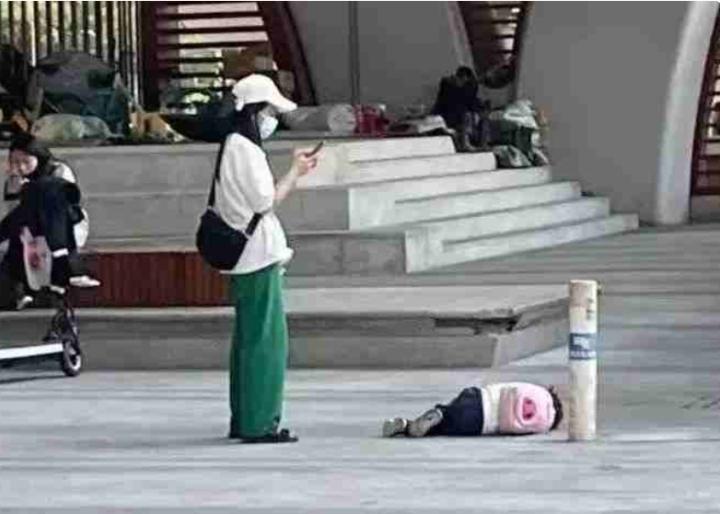 Khi lũ trẻ bày đủ chiêu ăn vạ phải chịu thua trước độ phũ bố mẹ-7