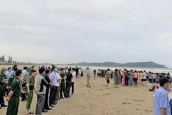 Cứu em chới với trên biển, cả hai anh em bị sóng cuốn mất tích-1