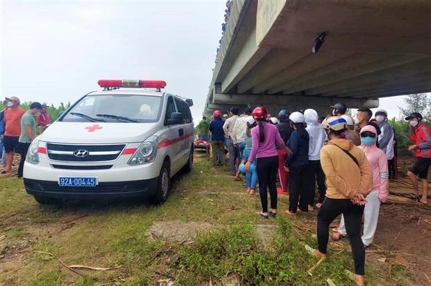 Vụ bố ôm con 6 tuổi nhảy cầu: Người mẹ ngất xỉu tại hiện trường-2