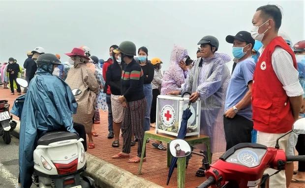 Vụ bố ôm con 6 tuổi nhảy cầu: Người mẹ ngất xỉu tại hiện trường-4