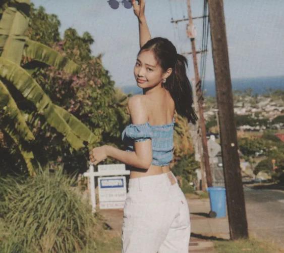 Học Jennie BLACKPINK mặc đồ hở vai khoe khung xương điểm 10-10