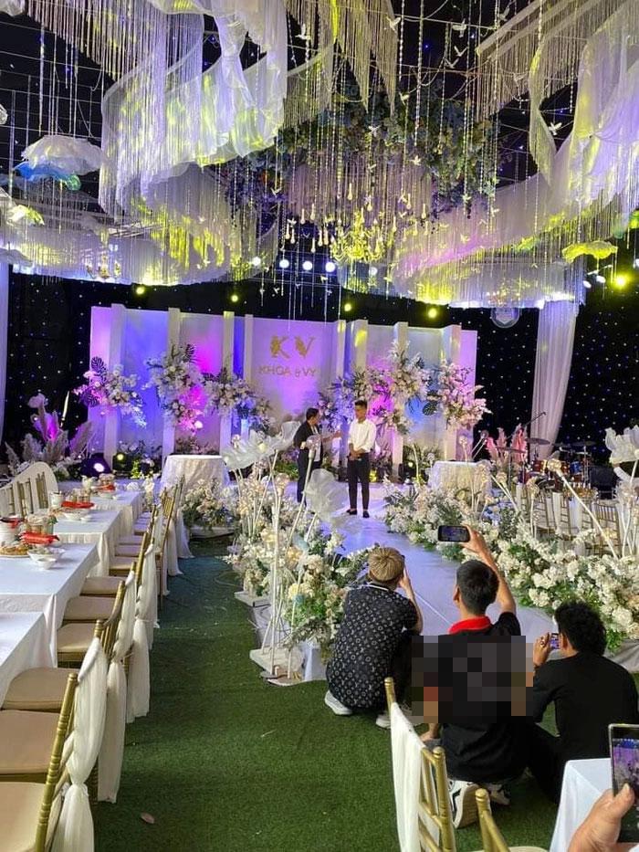 Wedding scene decorated with 3 tons of fresh flowers by Mac Van Khoa-11