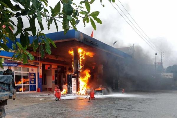 Lái xe ô tô đạp nhầm chân ga làm cây xăng bốc cháy ngùn ngụt-1