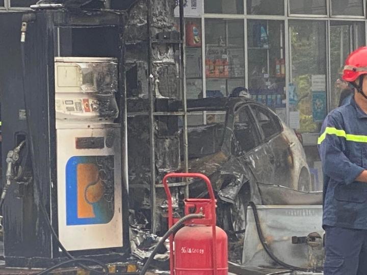 Lái xe ô tô đạp nhầm chân ga làm cây xăng bốc cháy ngùn ngụt-3