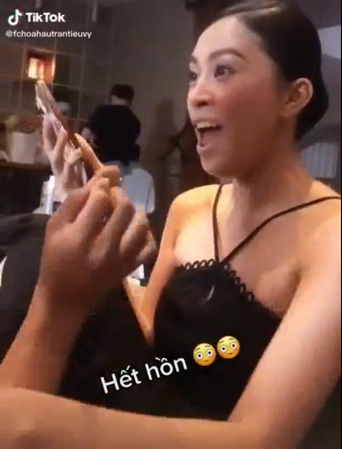 Hoa hậu Tiểu Vy tác động vật lý thợ make up-1