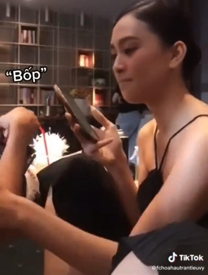 Hoa hậu Tiểu Vy tác động vật lý thợ make up-2