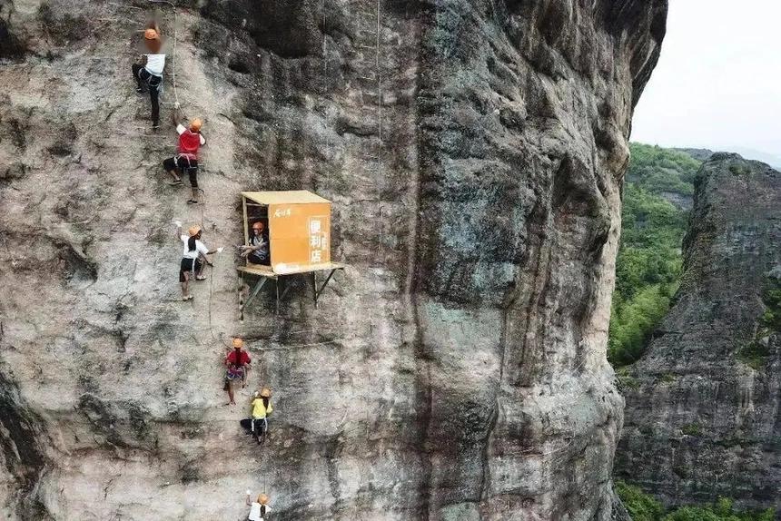 Cửa hàng tiện lợi nằm trên vách đá ở Trung Quốc-1