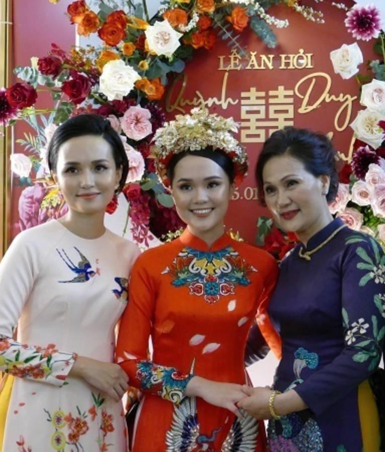 Nhan sắc đẹp chuẩn phu nhân giàu có của mẹ vợ loạt cầu thủ Việt-7