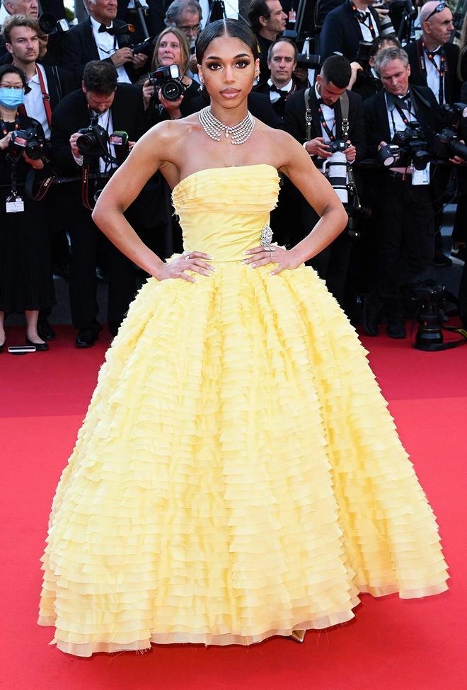 Elle Fanning đẹp tựa nữ thần cân thảm đỏ Cannes ngày 2-14