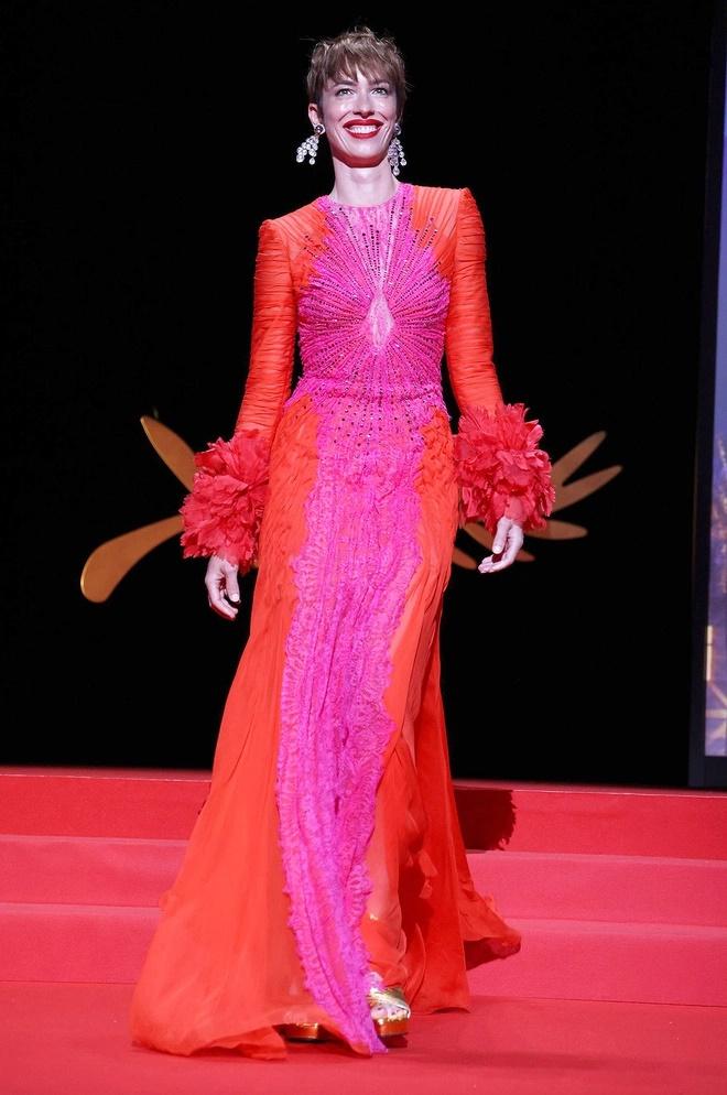 Elle Fanning đẹp tựa nữ thần cân thảm đỏ Cannes ngày 2-17