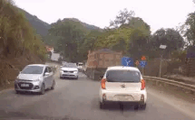 Xe tải mất lái, đâm liên tiếp 3 ô tô, lao vào vách núi lật nghiêng-1