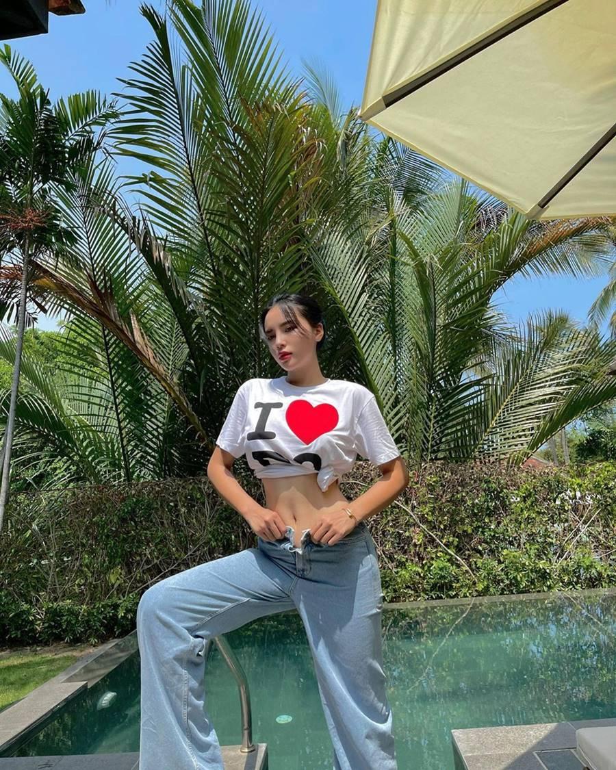 Cứ hờ hững "úp úp mở mở" cúc quần thế này, fans lại được dịp xuýt xoa.