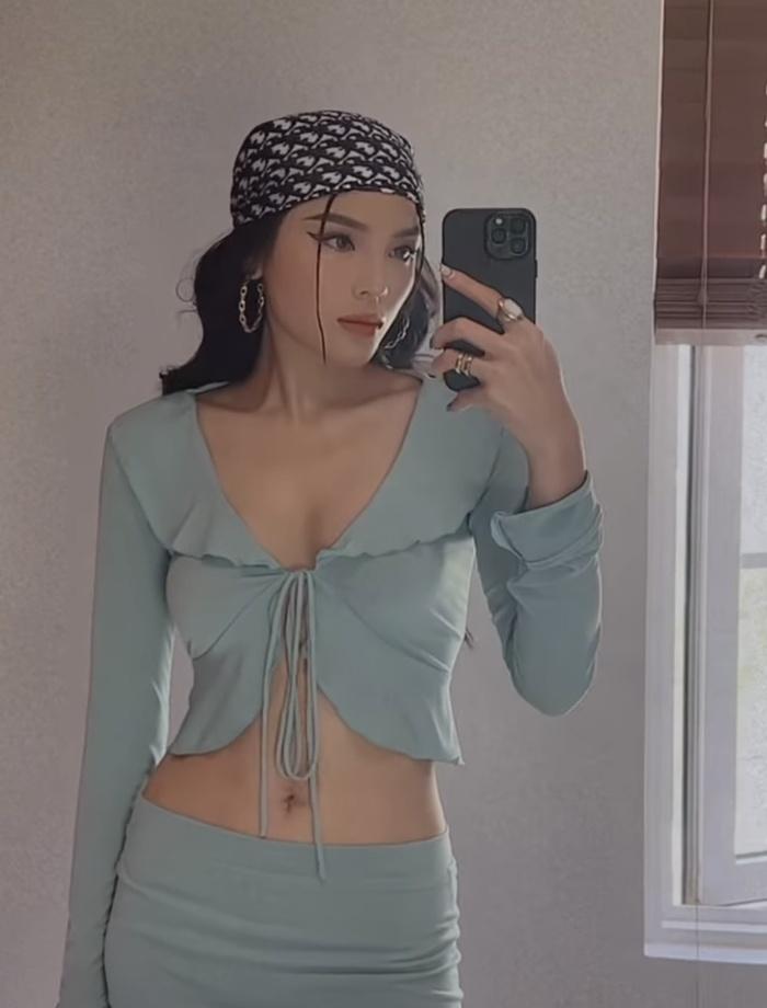 Giờ đây, không còn cần đến việc photoshop nữa, body của Kỳ Duyên cứ phải gọi là nét nèn nẹt.