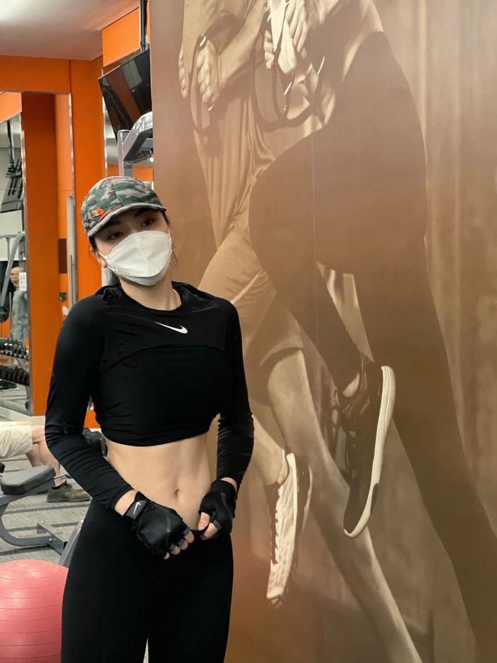 Hoa hậu Việt Nam 2014 rất chăm vạch cạp quần để khoe eo nổi cả múi.