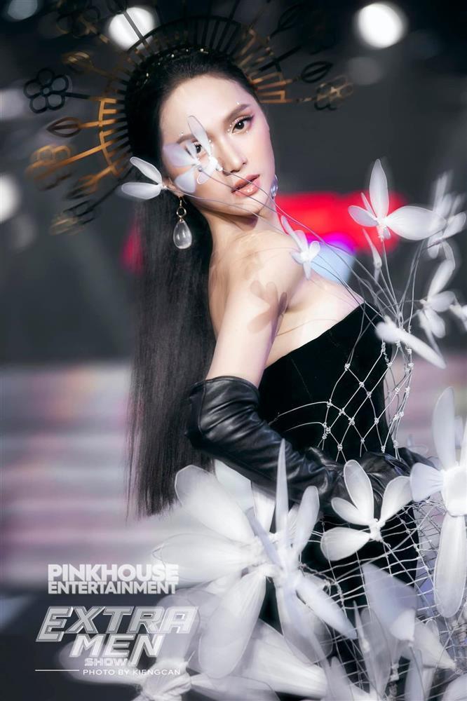 Hương Giang catwalk uyển chuyển, nhìn xuống chân mới hết vía-1