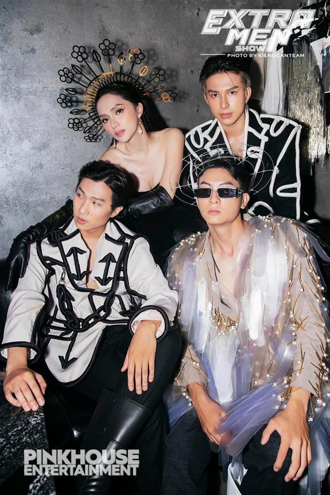 Hương Giang catwalk uyển chuyển, nhìn xuống chân mới hết vía-2