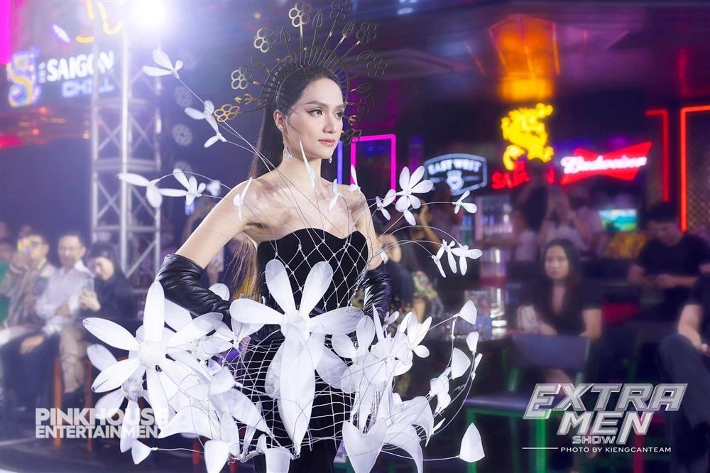 Hương Giang catwalk uyển chuyển, nhìn xuống chân mới hết vía-3