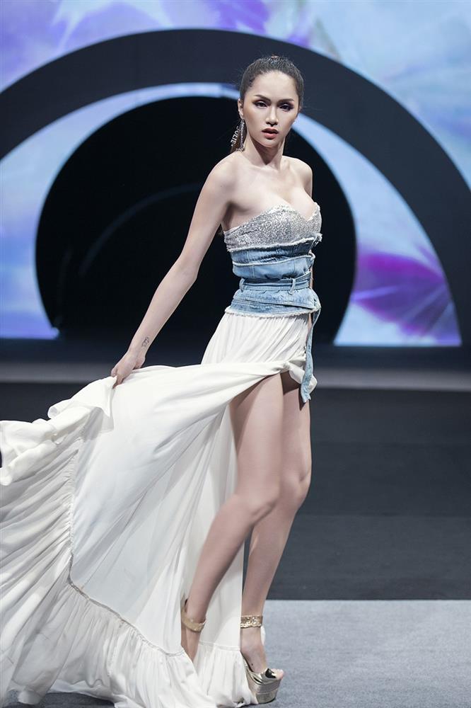 Hương Giang catwalk uyển chuyển, nhìn xuống chân mới hết vía-8