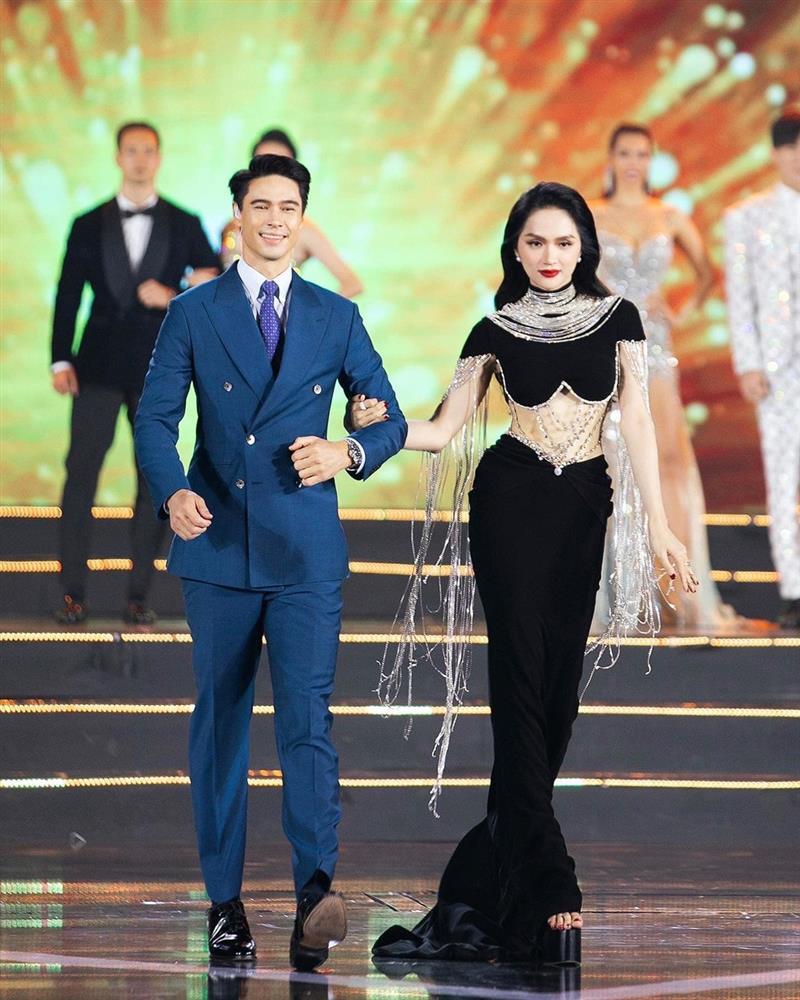 Hương Giang catwalk uyển chuyển, nhìn xuống chân mới hết vía-5