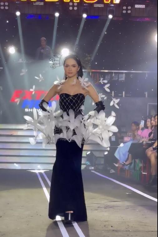 Hương Giang catwalk uyển chuyển, nhìn xuống chân mới hết vía-4