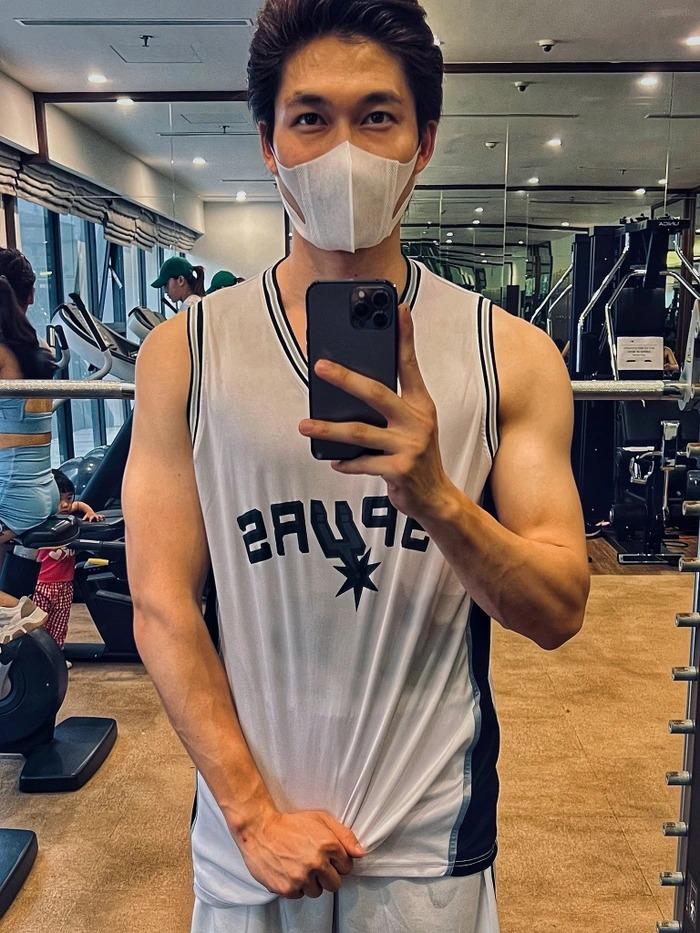 Đình Tú vạch áo khoe 6 múi giữa tin đồn cắm sừng Hương Giang-1