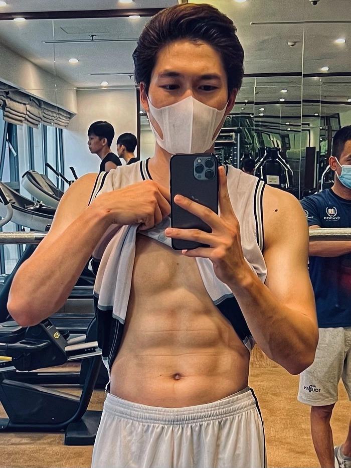 Đình Tú vạch áo khoe 6 múi giữa tin đồn cắm sừng Hương Giang-2