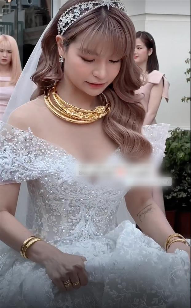 Vợ Mạc Văn Khoa vàng đeo trĩu cổ tại đám cưới ở Hải Dương-2