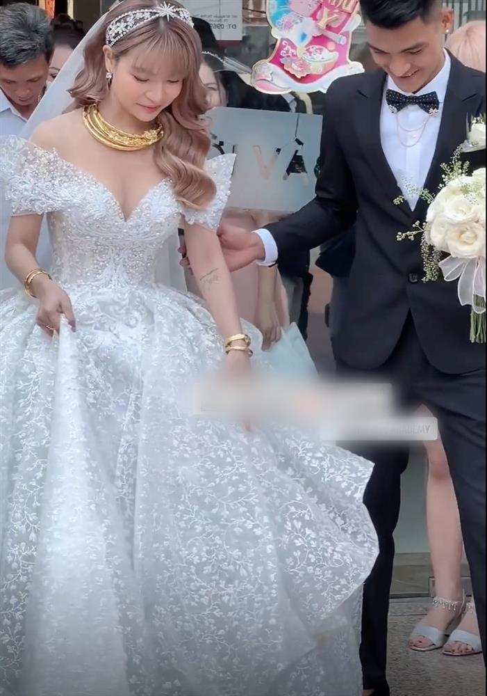 Mac Van Khoa's wife wore gold around her neck at the wedding in Hai Duong-3