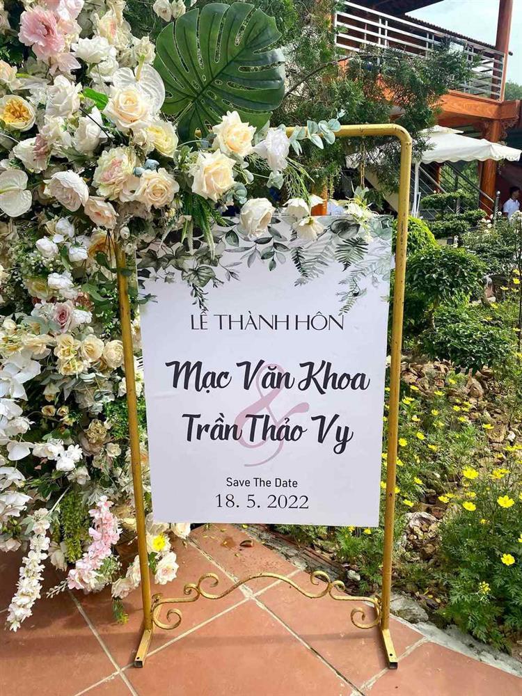 Mac Van Khoa's wife wears gold around her neck at the wedding in Hai Duong-9
