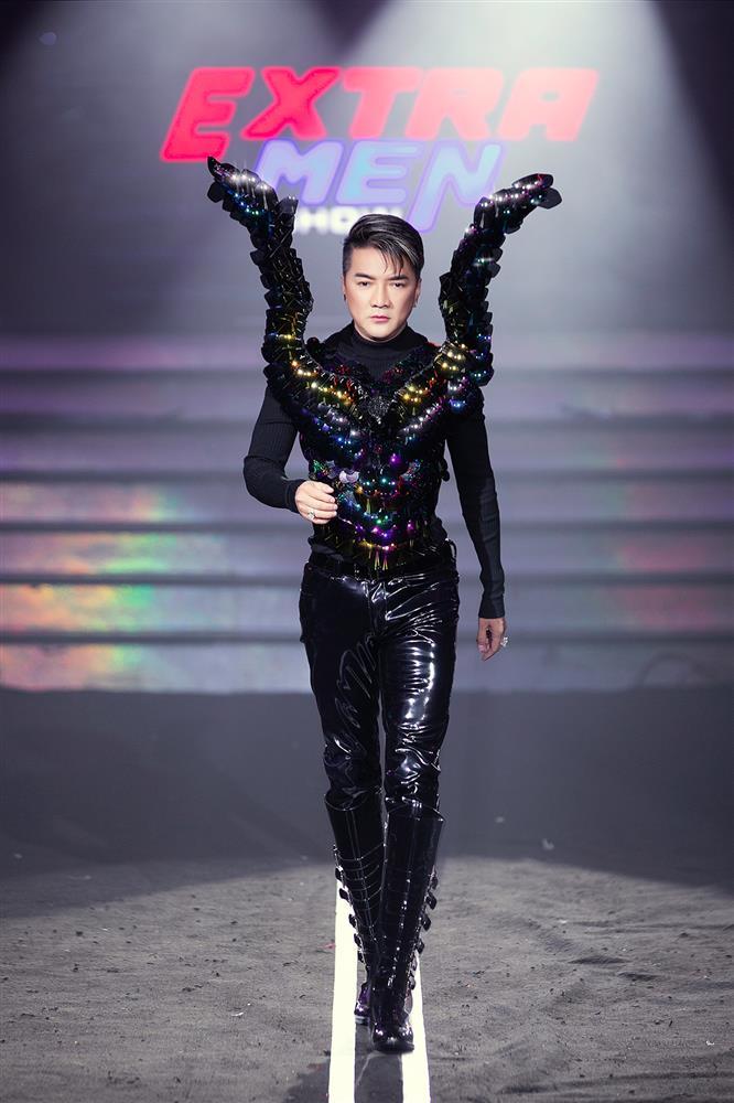 Dam Vinh Hung was criticized because the catwalk looked like a fight-1