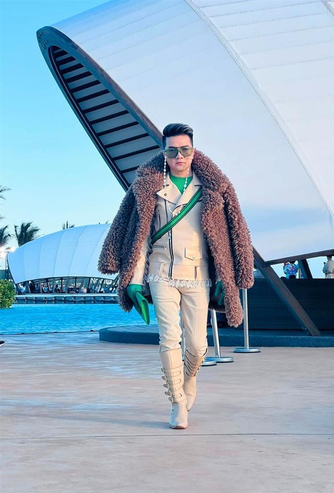 Dam Vinh Hung was criticized for his catwalk being like a fight-4