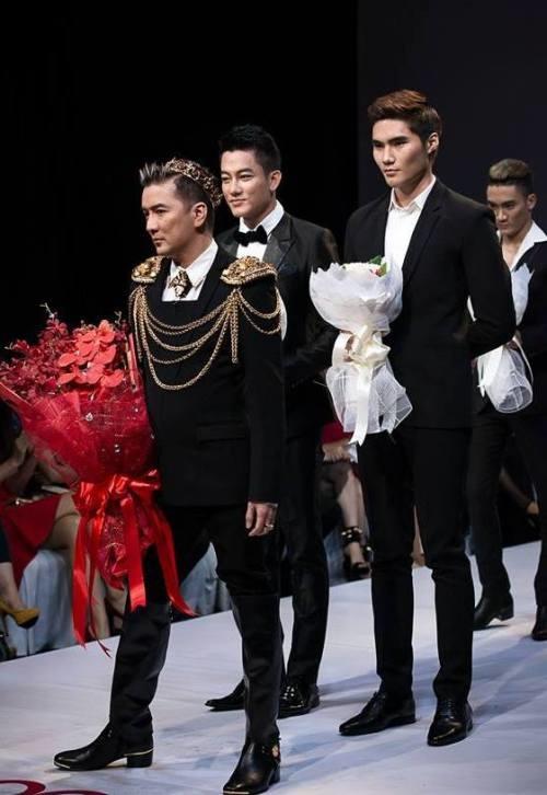 Dam Vinh Hung was criticized for his catwalk being like a fight-6