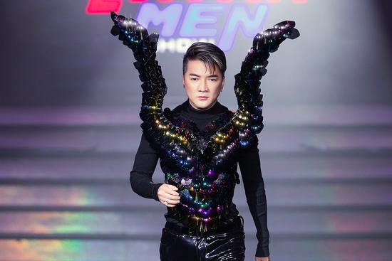 Đàm Vĩnh Hưng bị chê nát nước vì catwalk như đi đánh lộn