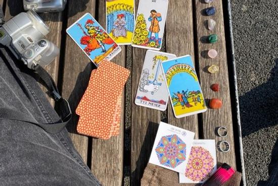 Bói bài Tarot thứ 5 ngày 19/5/2022: Tình cảm mờ nhạt