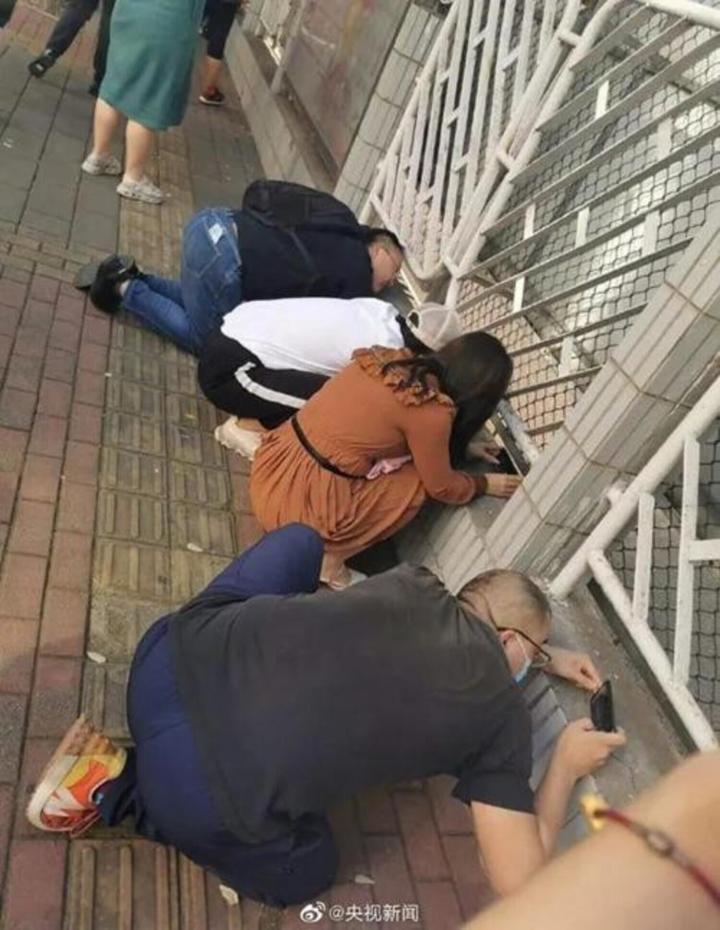 Tài rình mò điêu luyện hơn paparazzi của bố mẹ có con nhỏ đi học-4