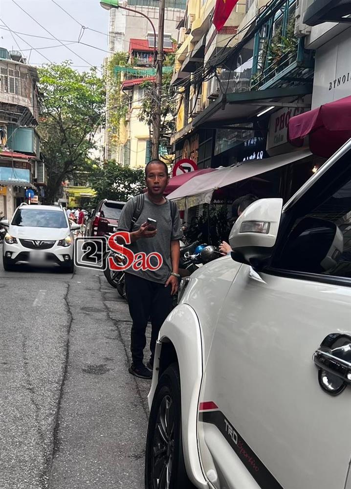 Chồng cũ Phạm Quỳnh Anh bị bắt gặp gầy rộc trên phố-2