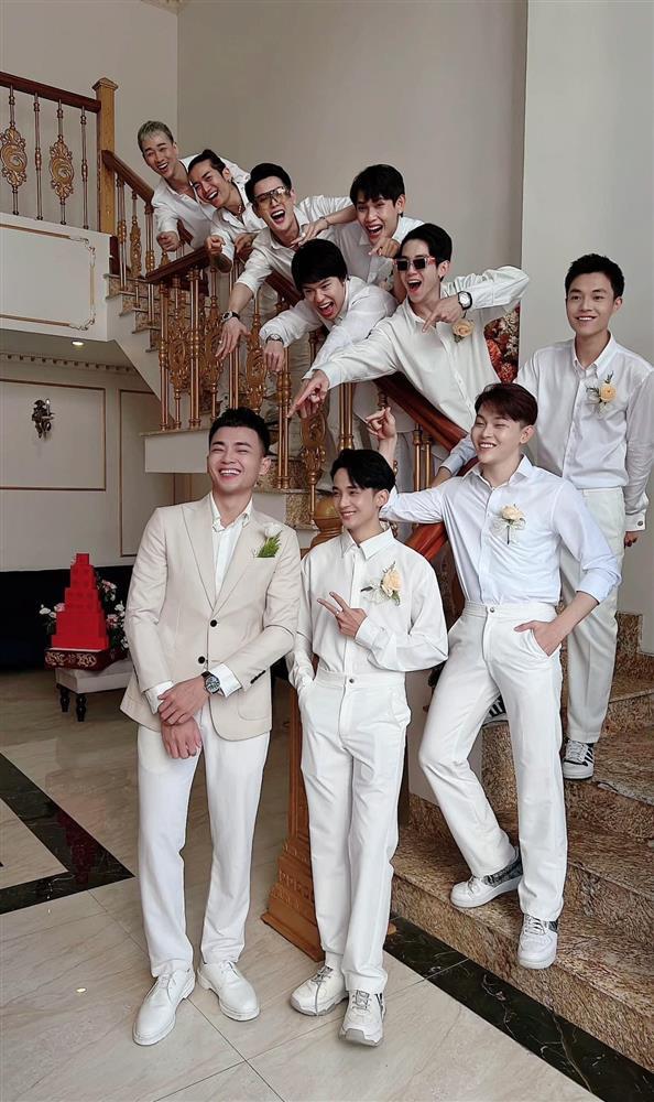The groom's ex-lovers' association attends Quang Hai's one-time love engagement ceremony-2