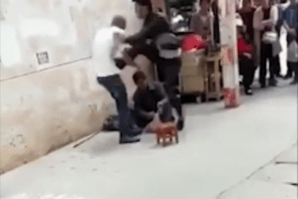 Clip: Vợ và người tình rủ nhau cùng đánh đập gã chồng lăng loàn-1