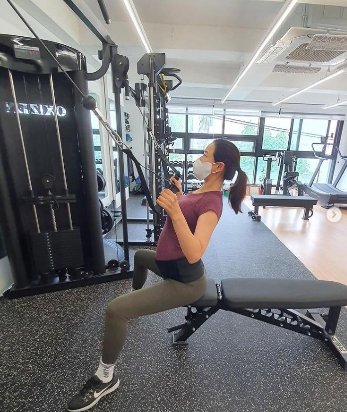 Mang thai tuổi 39, hoa hậu Honey Lee vẫn tích cực giữ dáng-3