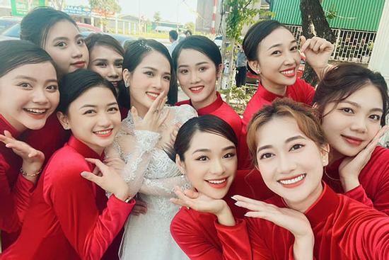 Đã mắt dàn bê tráp toàn gái xinh ngày ăn hỏi bồ cũ Quang Hải