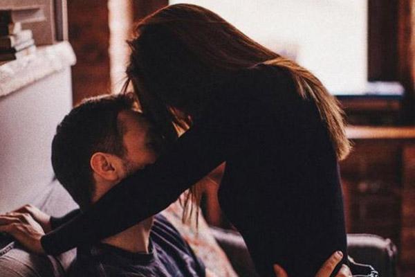 Phát hiện chồng ngoại tình, vợ nổi điên cầm búa đập nát BMW-2