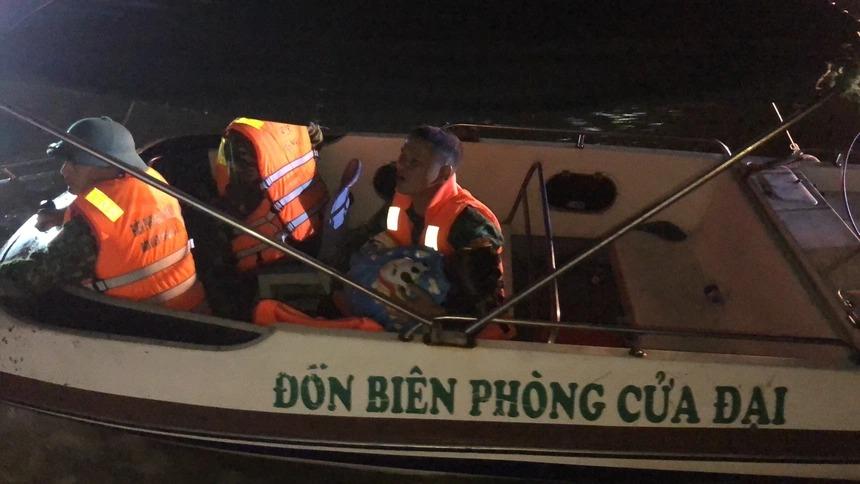 Tìm thấy thi thể bé 6 tuổi bị cha ôm nhảy cầu Cửa Đại-1