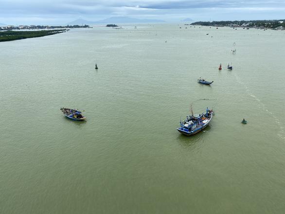 Tìm thấy thi thể bé 6 tuổi bị cha ôm nhảy cầu Cửa Đại-2