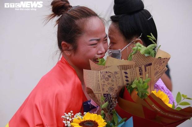Tears of a Thai ethnic girl after a special gold medal-1