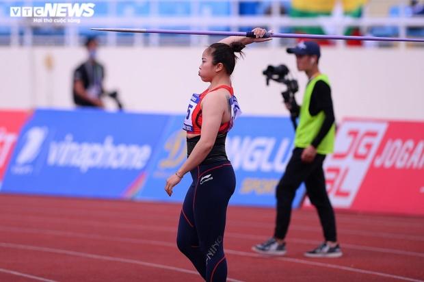 Tears of a Thai ethnic girl after a special gold medal-2