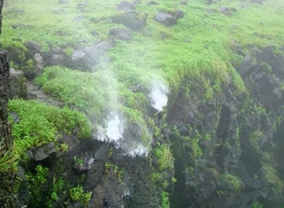 Strangely anti-gravity waterfalls, water flows back to the sky-1