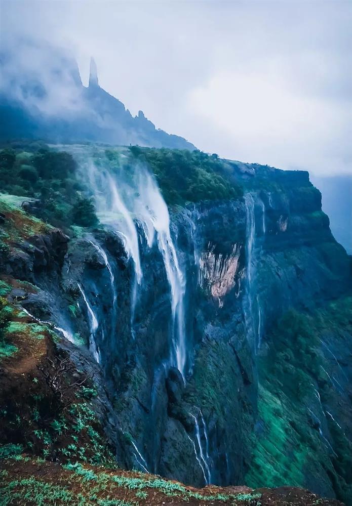 Strangely anti-gravity waterfalls, water flows back to the sky-2